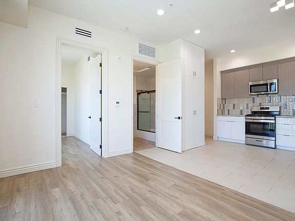 3rd image of 6825 Whitsett Ave #1