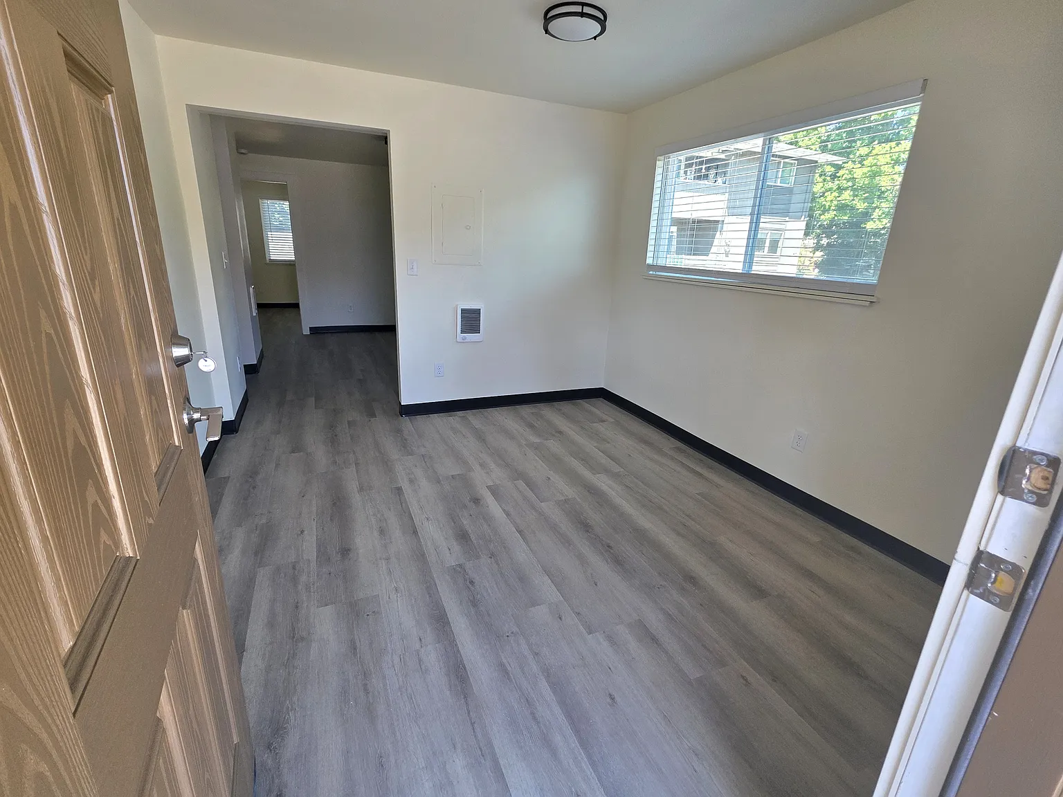 1 bed, 808 sqft, $1,300 — Photo 2
