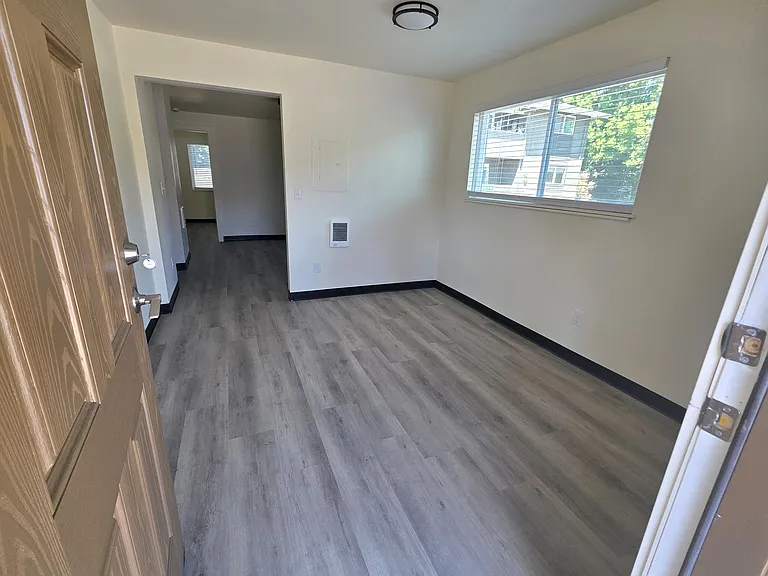 300 Whitesell St W #8 — Photo 2