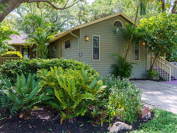 Front of house & driveway