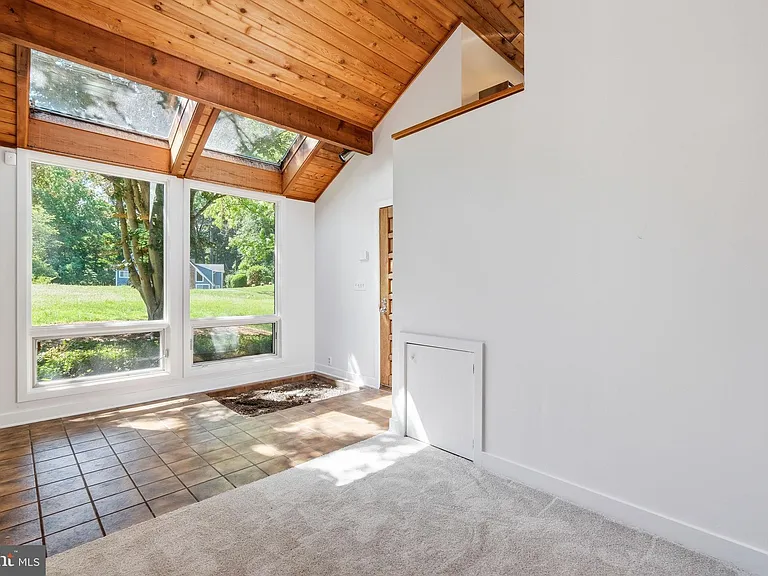 882 Coachway — Photo 3