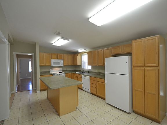 4th image of 1013 Brookside Dr