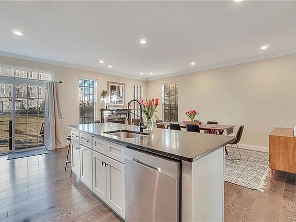 5th image of 210 Balsam Dr