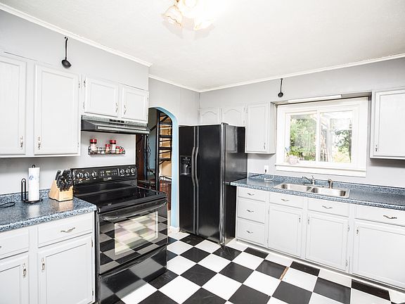 5th image of 210 Highland Ave E
