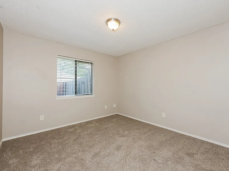 1237 Essex Dr — Photo 14