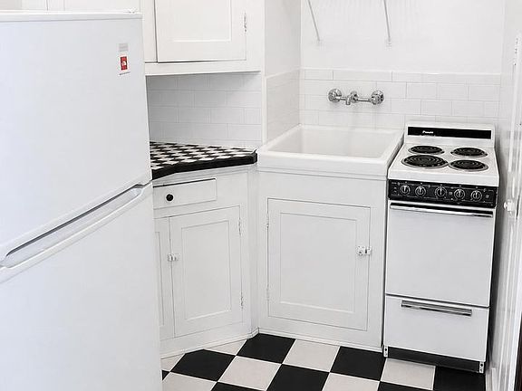 4th image of 2511 Hearst Ave #207