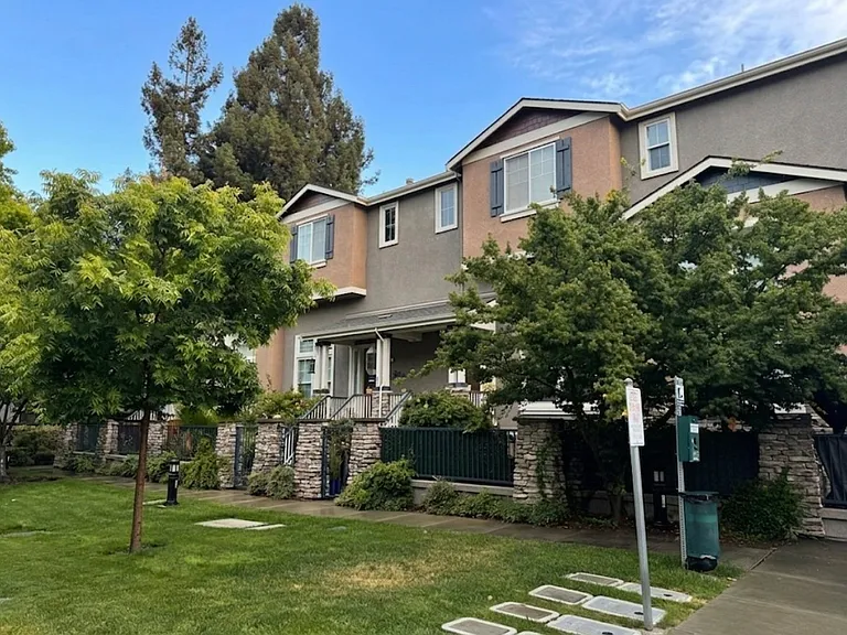 3574 Altamira Ter — Photo 2