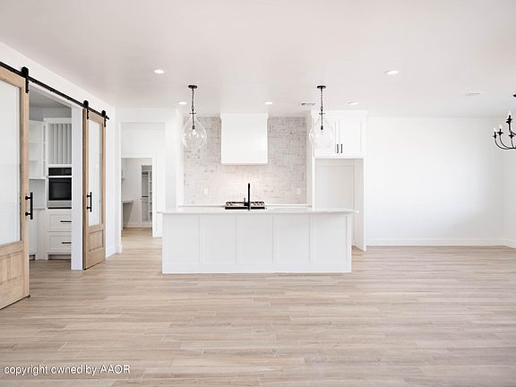 5th image of 1800 Broadoak Dr