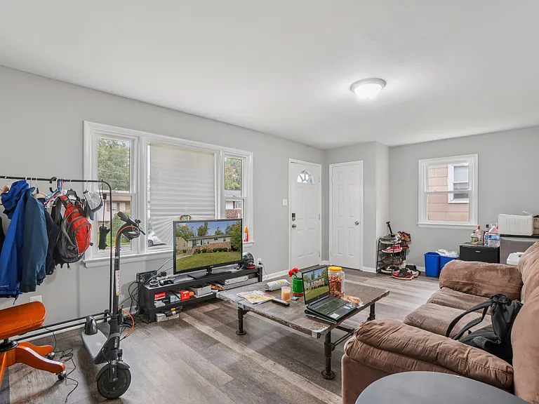 8312 Potomac Ave — Photo 5