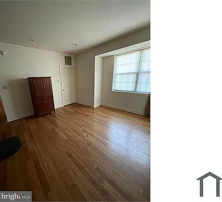 3 bed, 1000 sqft, $1,400 — Photo 4