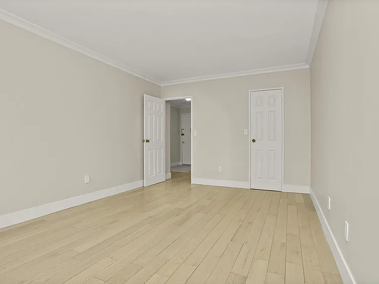 3 Consulate Dr #4F — Photo 13