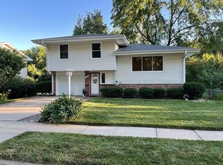 9427 Meadow Dr, Omaha, NE 68114