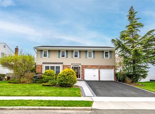 17 Carol St, Plainview, NY 11803