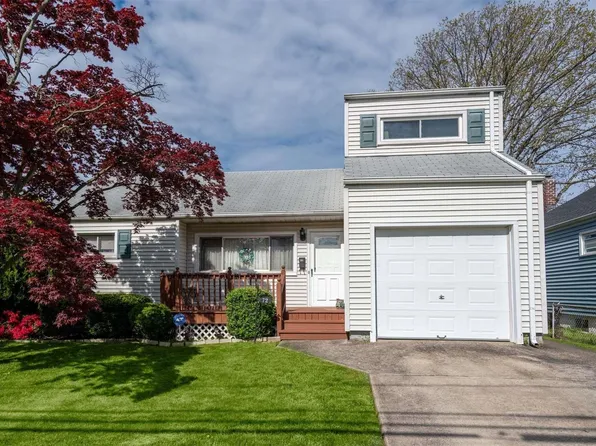 72 Wright Avenue, Deer Park, NY 11729