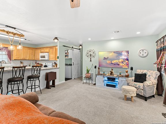 4th image of 652 Tamarack
