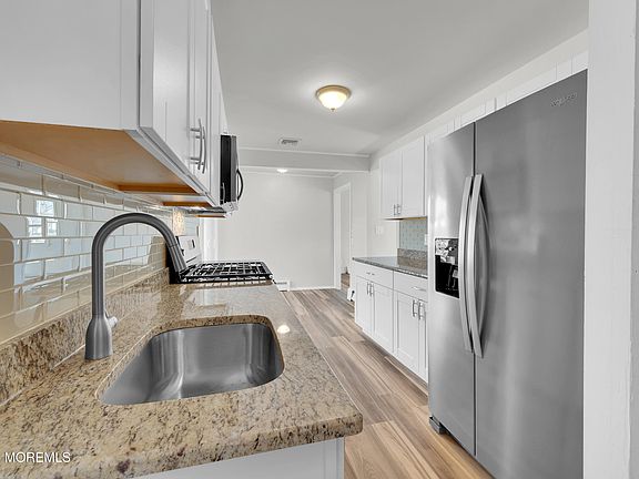5th image of 251 Sprucewood Dr
