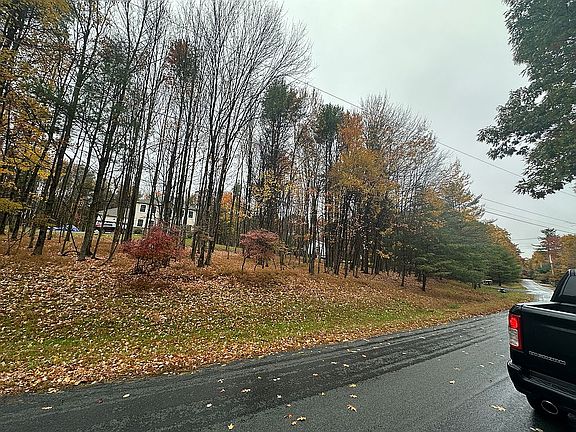 4th image of Winterberry Dr