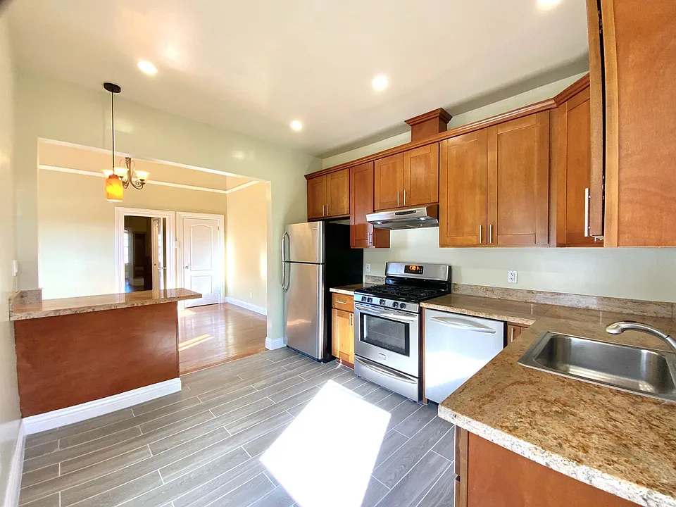 Updated Top Floor 2bd/1.5ba W/ Bonus Room. Laundry In-Unit! Parking!