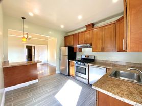 Updated Top Floor 2bd/1.5ba W/ Bonus Room. Laundry In-Unit! Parking!, 2 br / 1.5 ba, $5750