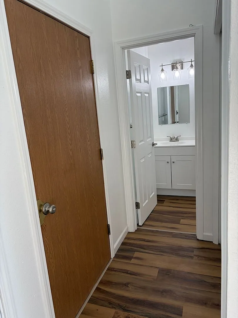 Spacious 3-Bedroom, 2.5 Bathroom Home with Garage — Photo 2