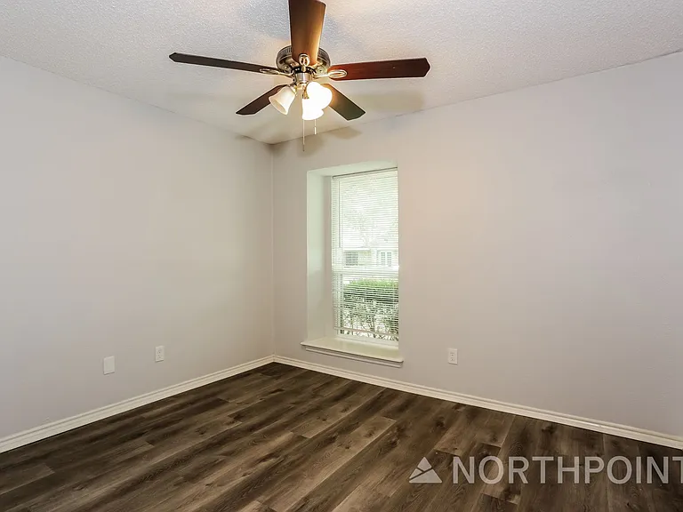 422 Ash Ln — Photo 11