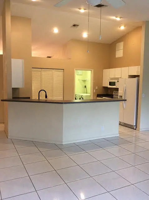 3 bed, 2.0 bath, 2019 sqft, $3,500 — Photo 3
