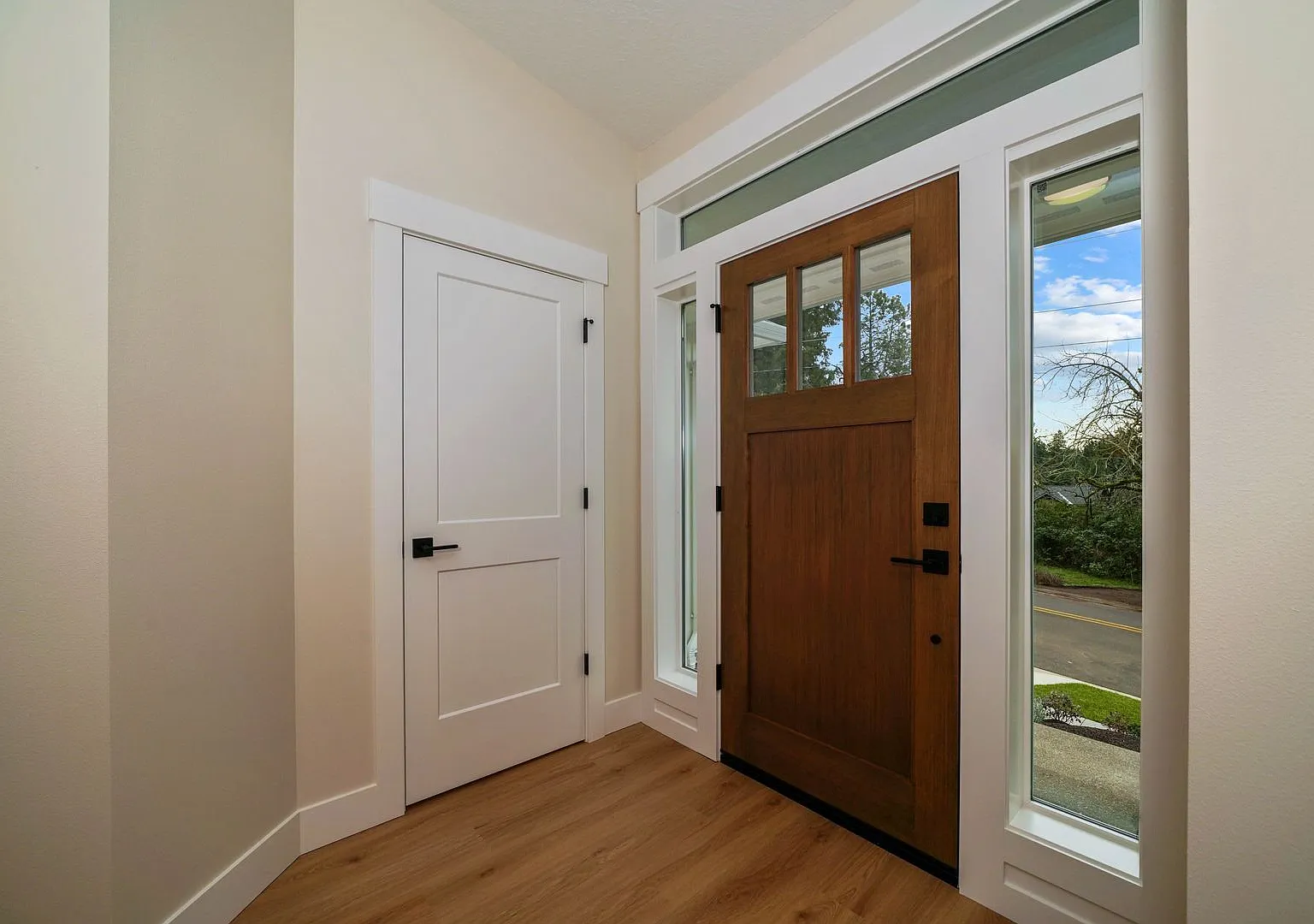 3Bd/2Ba Single Story Home - Available End of Sept! — Photo 2