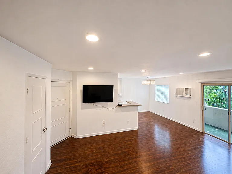 1351 N Orange Dr — Photo 11