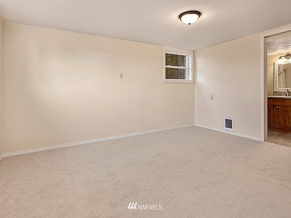 4th image of 5632 42nd Ave SW Unit B
