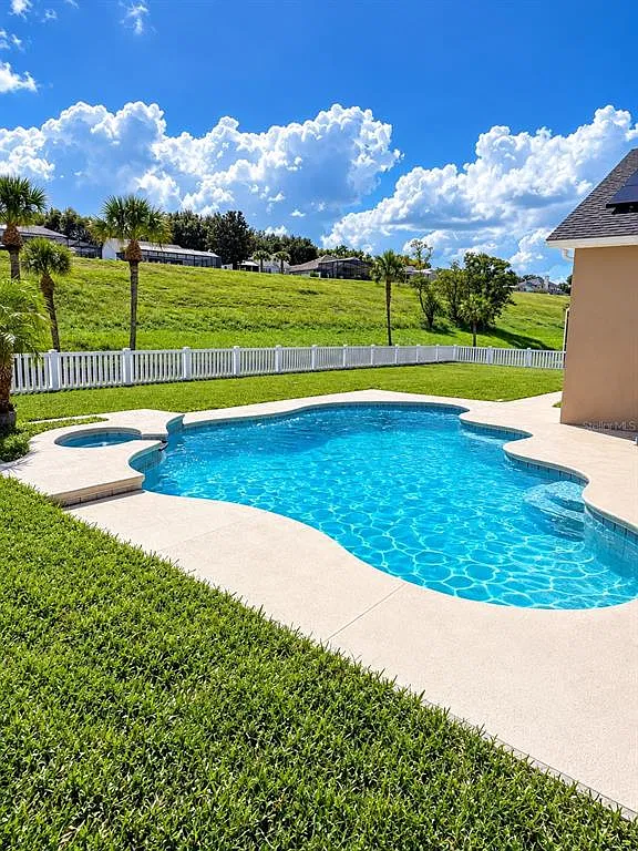 4 bed, 3.0 bath, 2364 sqft, $4,000 — Photo 4