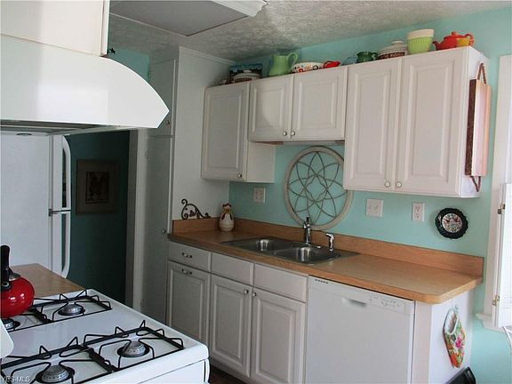 5th image of 14710 Delaware Ave