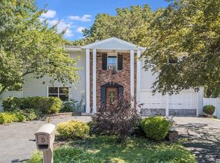 5 Neil Ct, Farmingville, NY 11738