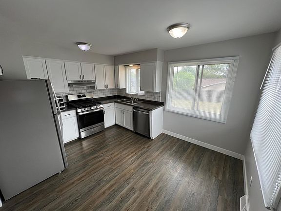 4th image of 3760 Newcastle Dr SE