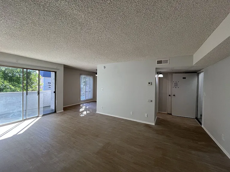 245 South Serrano Ave — Photo 78