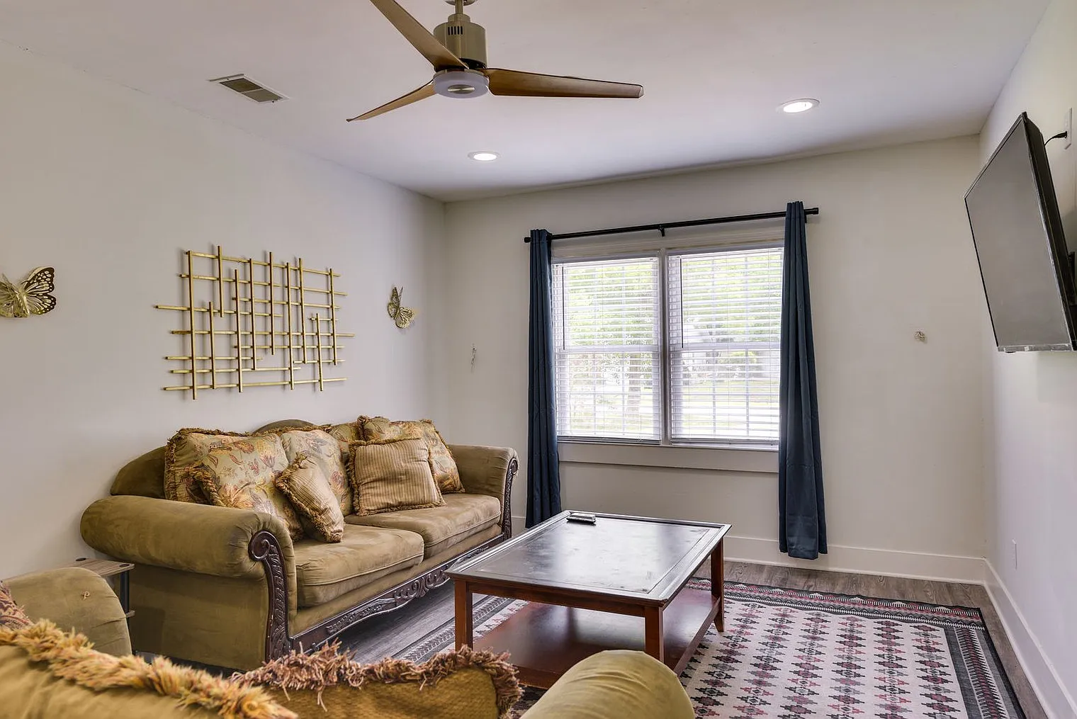 4 bed, 2.0 bath, 2098 sqft, $5,225 — Photo 2