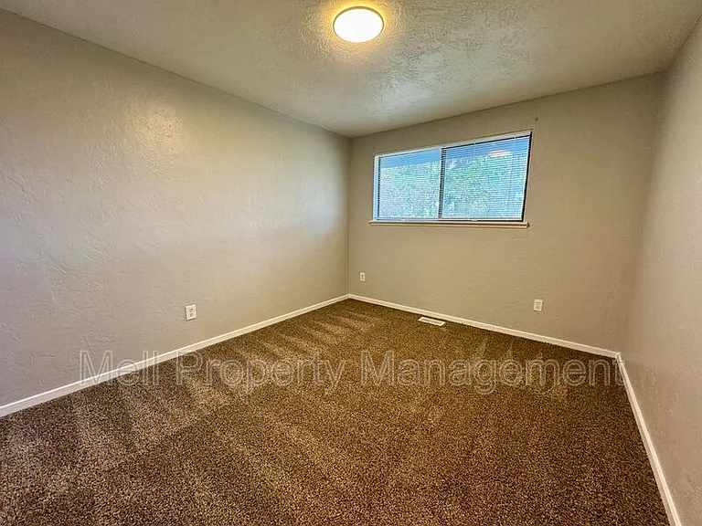 526 Holly Ln — Photo 13