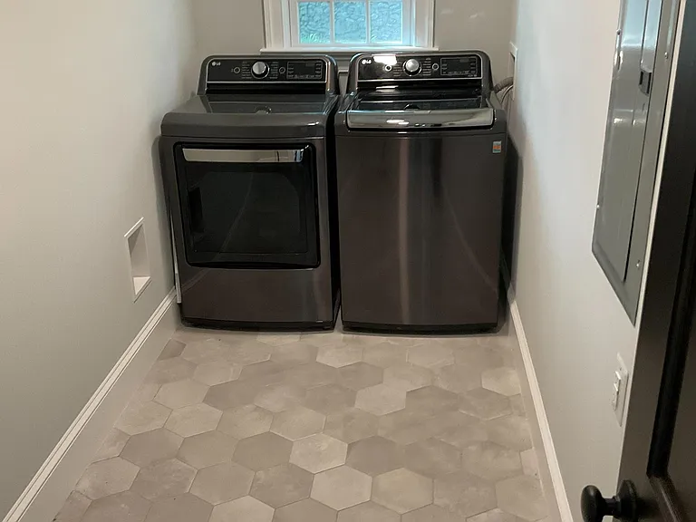 2415 Burrland Ln — Photo 8