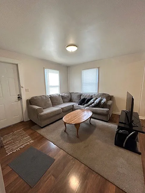 3 bed, 912 sqft, $1,400 — Photo 2