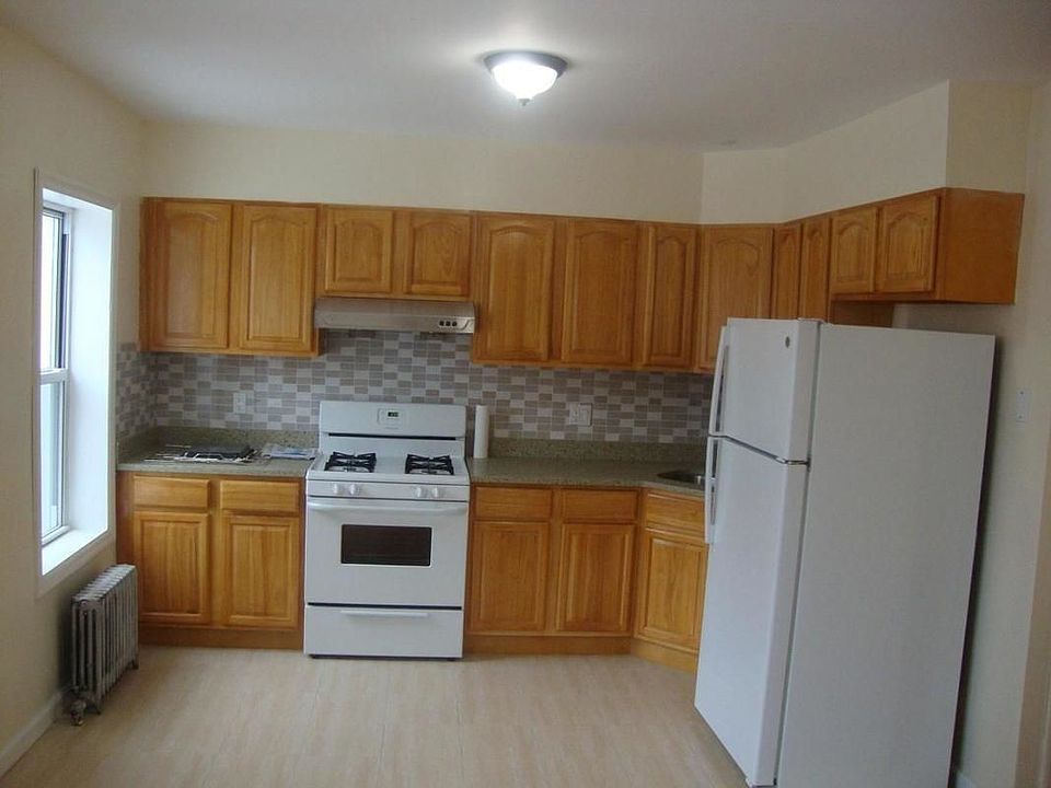 2nd image of 10521 Metropolitan Ave #2F