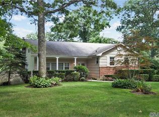 6 Carriage Ct, Dix Hills, NY 11746