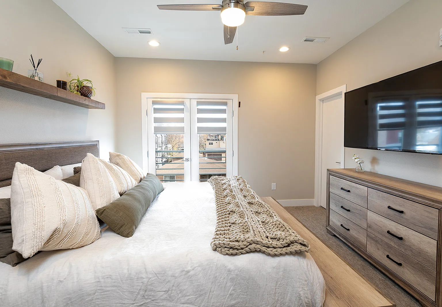 2 bed, 2.5 bath, 1725 sqft, $3,700 — Photo 3