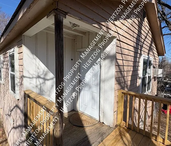 1120 1/2 S 9th St — Photo 2