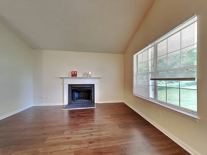 3 bed, 2.0 bath, 1128 sqft, $1,575 — Photo 3