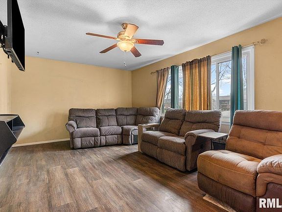 3rd image of 10 Lancelot Dr