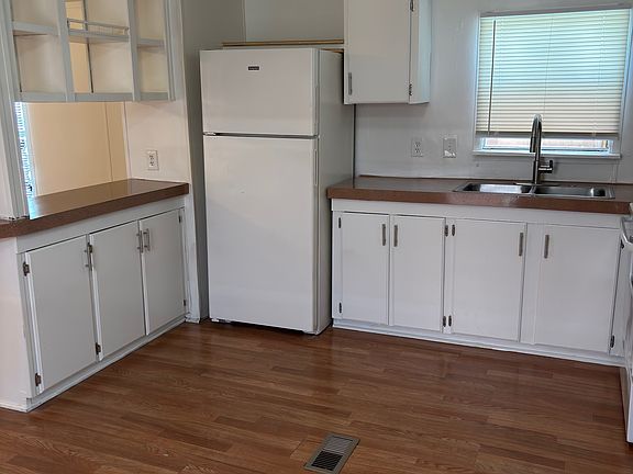 Lots of cabinet space in the kitchen