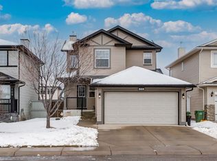 113 W Luxstone Grn SW, Airdrie, AB T4B 3B9