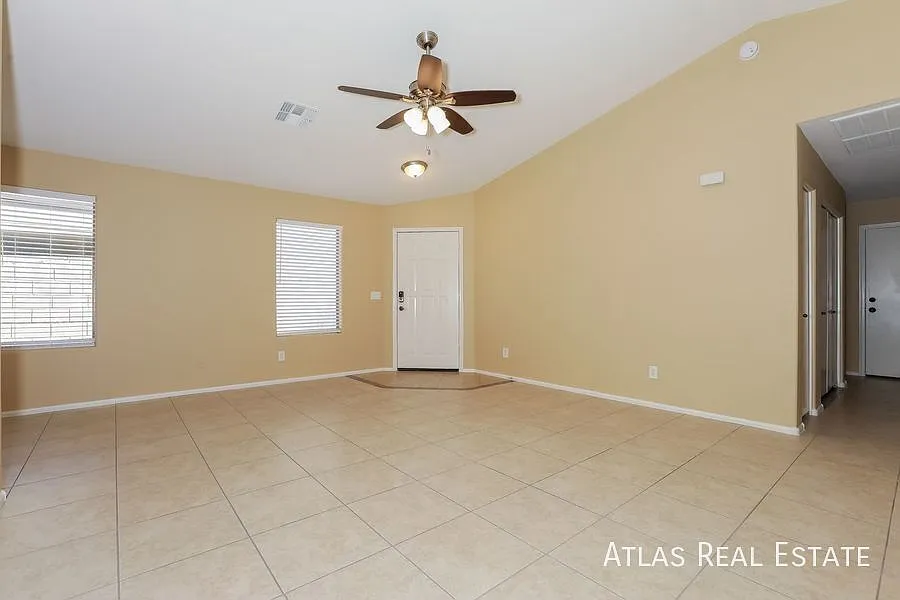 Stunning 4 Bed/2 Bath Single Level home located in San Tan Valley! Featuring split floorplan! — Photo 3