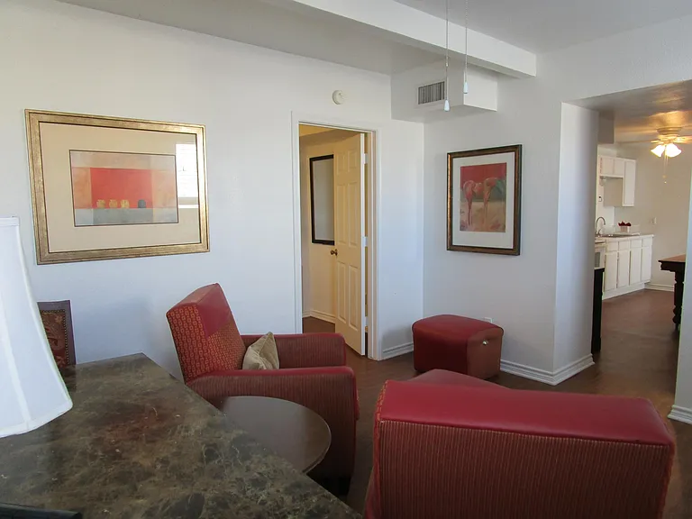 114 E Frank St — Photo 3