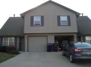 712 SW Pinebrook Village Dr, Blue Springs, MO 64015
