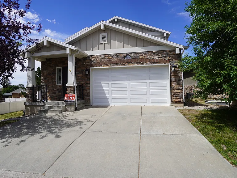 1203 E Roma Dr — Photo 2